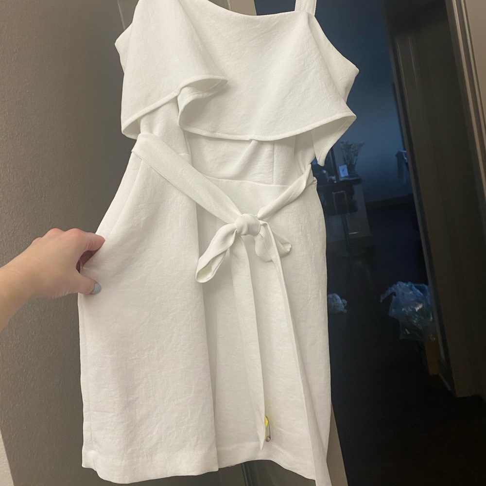 Adorable white romper with tie waist - size XS